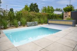 Edelstahlpool Komplettset Infinity® Eternity mit Überlauf-Fertigpool und optional elektrischem Rollo / Poolabdeckung Poolgröße 3,4 x 8,0m | Oberflurrolladen - Geschlossen