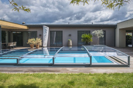 Pool Komplettset Infinity® ONE mit Überlauf-Fertigpool und optional elektrischem Rolladen / Poolabdeckung  Poolgröße 3,2 x 7,0m | Überdachung Pure 4.1x8.5m
