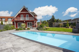 Pool Komplettset Infinity® ONE mit Überlauf-Fertigpool und optional elektrischem Rolladen / Poolabdeckung  Poolgröße 3,6 x 8,0m | Unterflurrolladen als Flachwasserzone