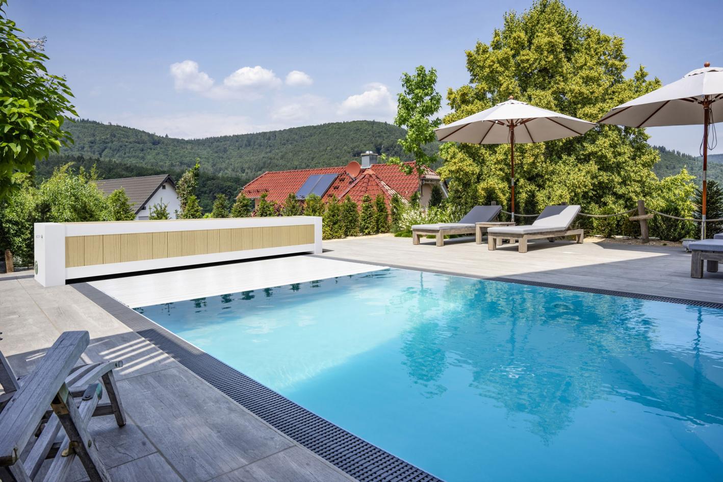 Edelstahlpool Komplettset Infinity® Eternity mit Überlauf-Fertigpool und optional elektrischem Rollo / Poolabdeckung Poolgröße 3,4 x 7,0m | Oberflurrolladen - Geschlossen