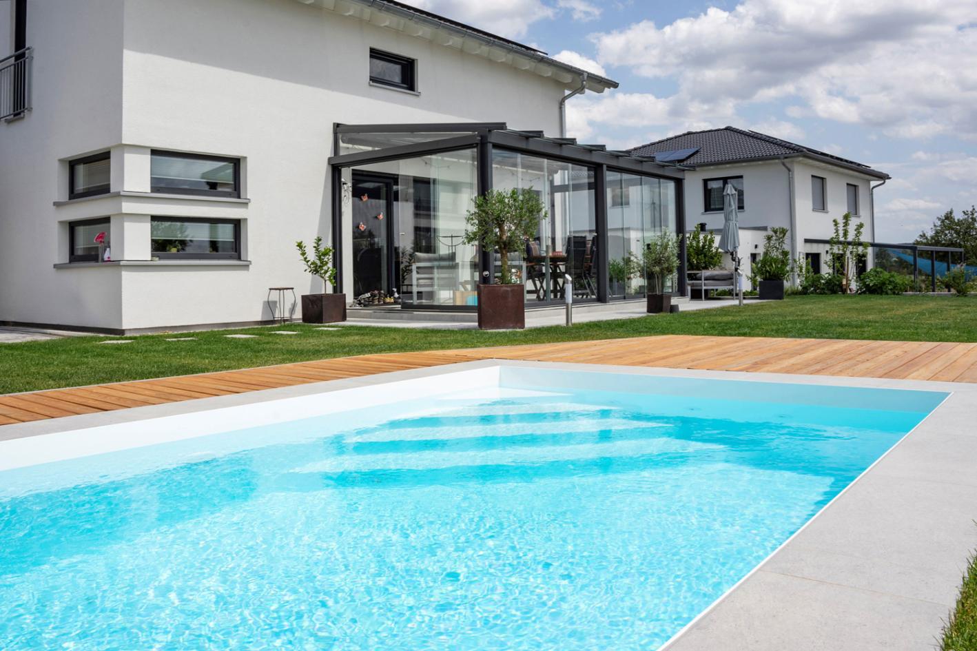 Pool Komplettset Bay mit Skimmer-Schwimmbecken und optionaler Poolüberdachung / elektrischem Rollo