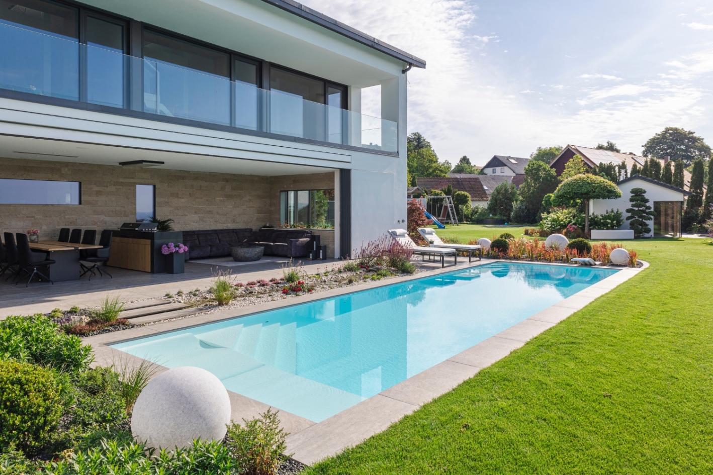 Pool Komplettset Infinity® ONE mit Überlauf-Fertigpool und optional elektrischem Rolladen / Poolabdeckung