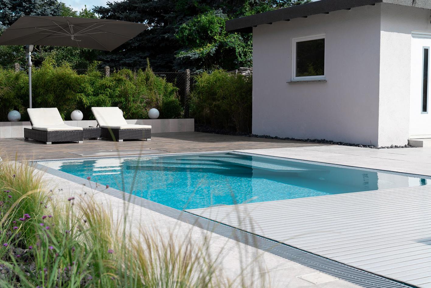 Edelstahlpool Komplettset Infinity® Eternity mit Überlauf-Fertigpool und optional elektrischem Rollo / Poolabdeckung Poolgröße 3,4 x 7,0m | Unterflurrolladen Bank