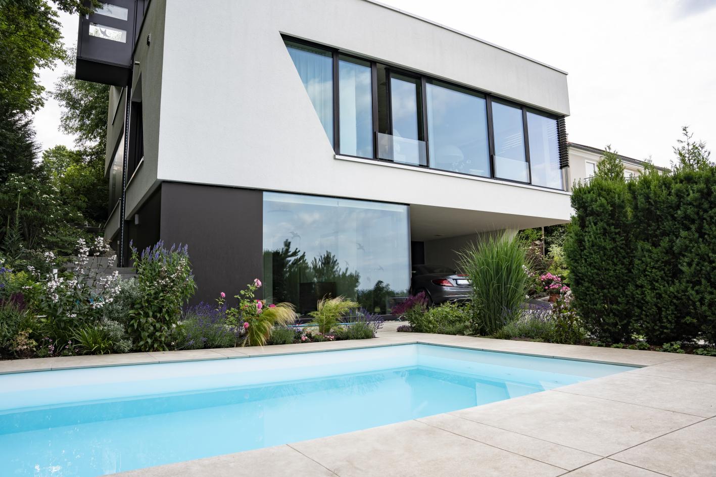 Pool Komplettset Premium ONE® mit Skimmer-Fertigpool und optional elektrischem Rollo / Poolabdeckung Poolgröße 3,7 x 7,0m | Unterflur-Rolladen als Flachwasserzone