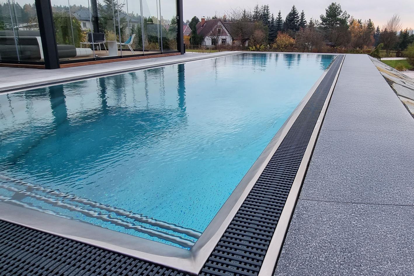Edelstahlpool Komplettset Infinity® Eternity mit Überlauf-Fertigpool und optional elektrischem Rollo / Poolabdeckung