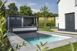 Minipool Infinity® Bay 2,25 x 3,75m - rechteckiger Überlauf Loungepool mit optionaler Poolüberdachung / elektrischem Rollo Oberflurrolladen - Geschlossen