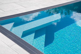 Pool Komplettset Infinity® ONE mit Überlauf-Fertigpool und optional elektrischem Rolladen / Poolabdeckung  Poolgröße 3,6 x 8,0m | Unterflurrolladen als Flachwasserzone