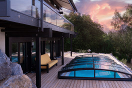 Pool Komplettset Infinity® ONE mit Überlauf-Fertigpool und optional elektrischem Rolladen / Poolabdeckung  Poolgröße 3,6 x 7,0m | Überdachung Liberty 4.5x8.5m
