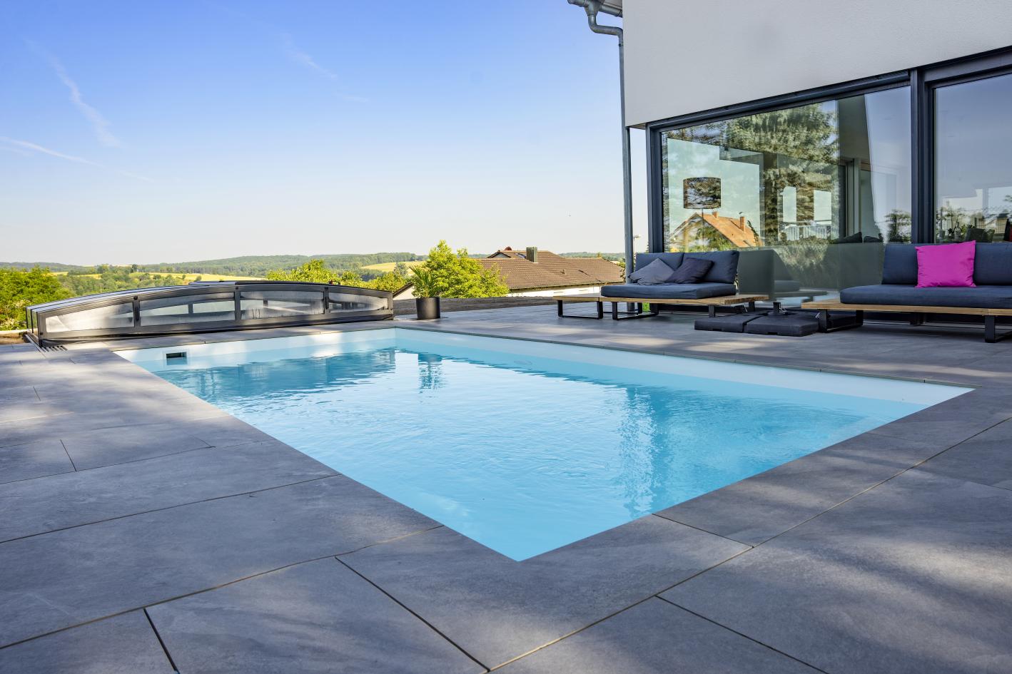 Pool Komplettset Bay mit Skimmer-Schwimmbecken und optionaler Poolüberdachung / elektrischem Rollo