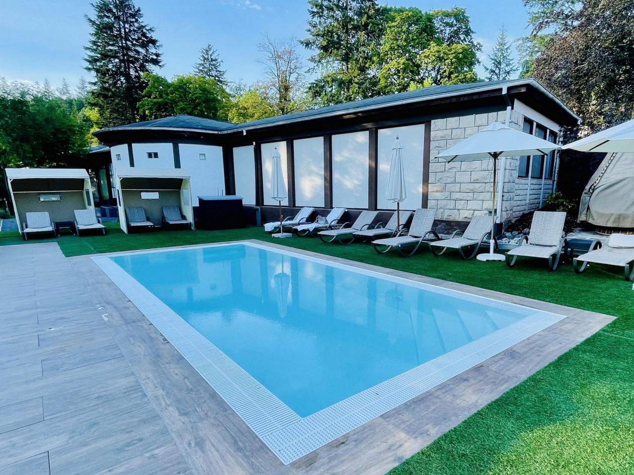 Pool Komplettset Infinity® Bay mit Überlauf-Schwimmbecken und optionaler Poolüberdachung / elektrischem Rollo Poolgröße 3,0 x 8,0m | ohne Abdeckung