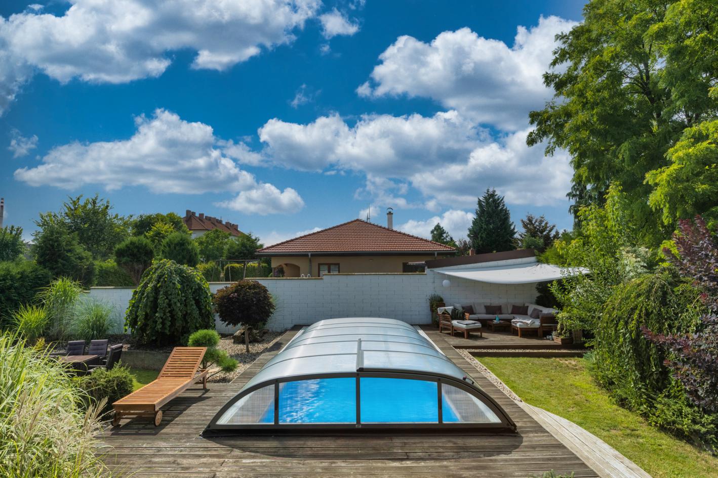 Pool Komplettset Premium ONE® mit Skimmer-Fertigpool und optional elektrischem Rollo / Poolabdeckung Poolgröße 3,3 x 8,0m | Überdachung Harmony 4.7x8.5m