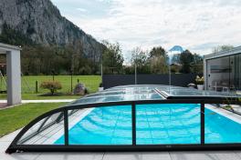 Edelstahlpool Komplettset Infinity® Eternity mit Überlauf-Fertigpool und optional elektrischem Rollo / Poolabdeckung Poolgröße 3,0 x 5,0m | Überdachung Harmony Clear 3.7x6.3m