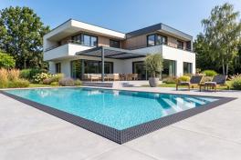 Pool Komplettset Infinity® Bay mit Überlauf-Schwimmbecken und optionaler Poolüberdachung / elektrischem Rollo