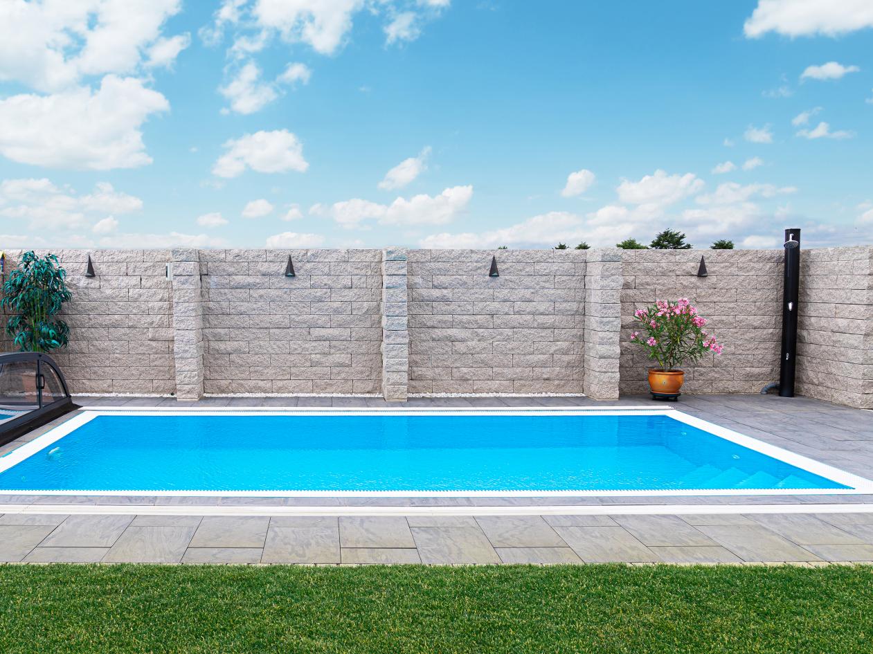 Pool Komplettset Infinity® Bay mit Überlauf-Schwimmbecken und optionaler Poolüberdachung / elektrischem Rollo Poolgröße 3,5 x 8,0m | ohne Abdeckung