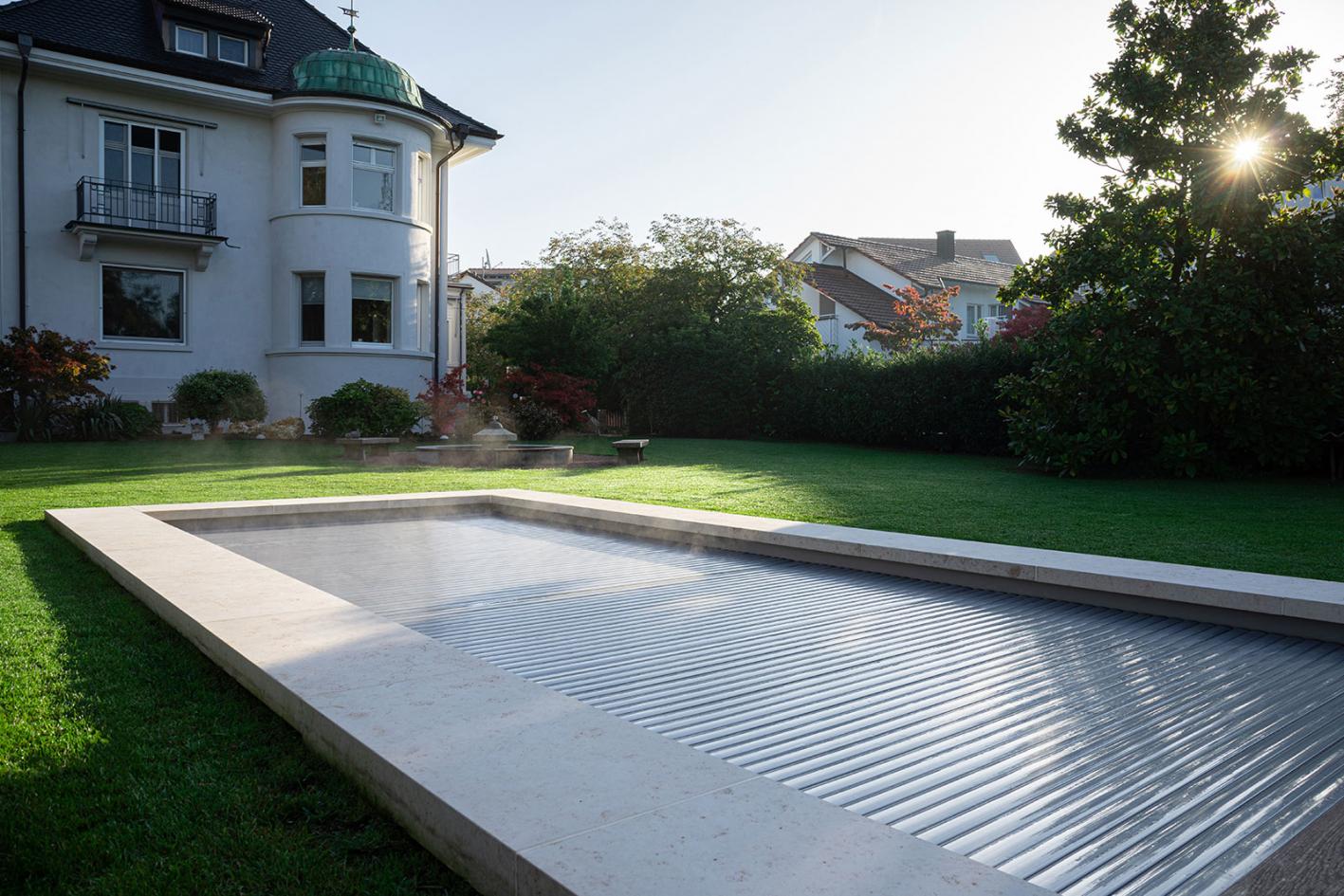 Edelstahlpool Komplettset Infinity® Eternity mit Überlauf-Fertigpool und optional elektrischem Rollo / Poolabdeckung Poolgröße 3,4 x 6,0m | Unterflurrolladen Bank