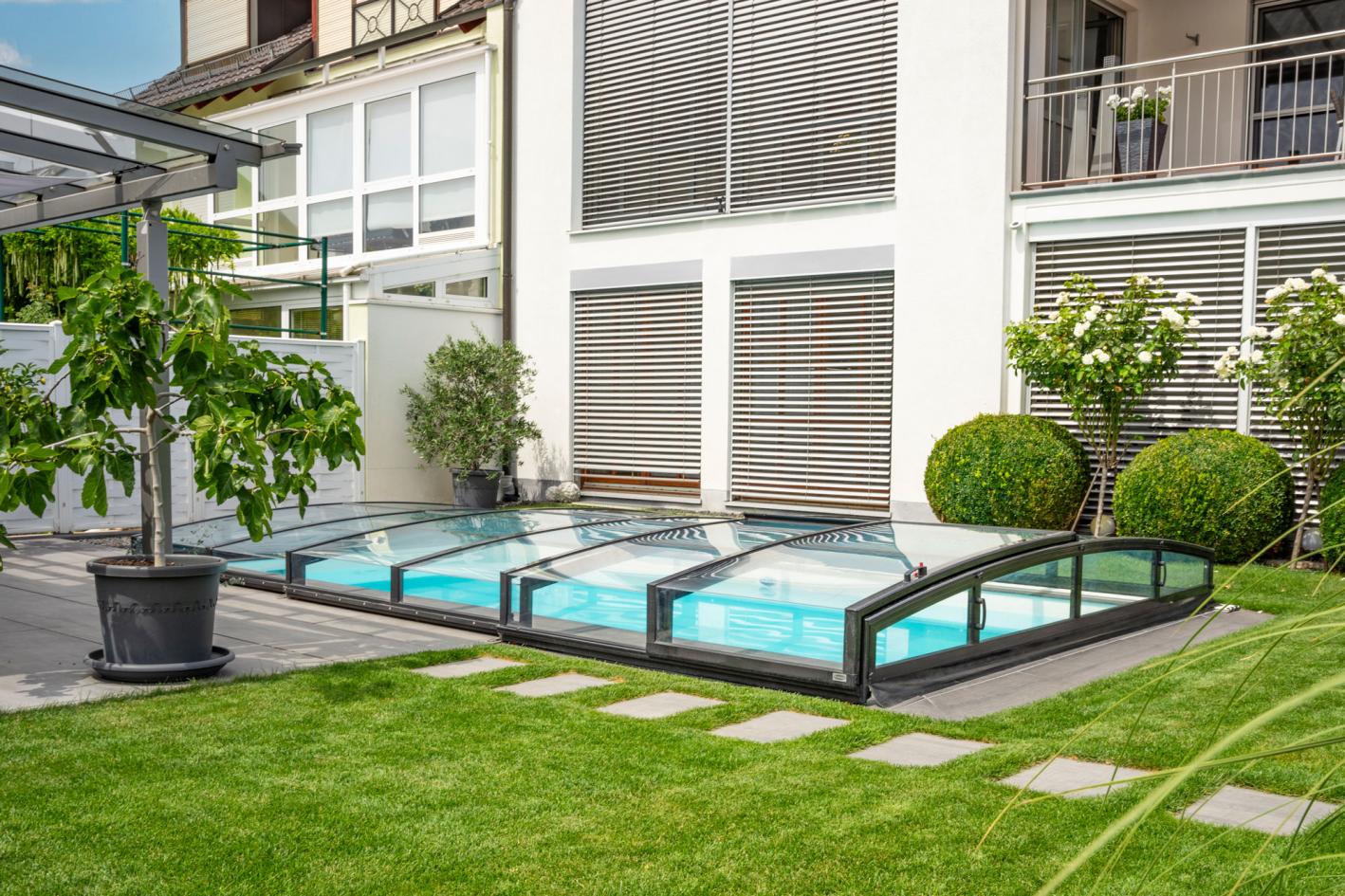 Edelstahlpool Komplettset Infinity® Eternity mit Überlauf-Fertigpool und optional elektrischem Rollo / Poolabdeckung Poolgröße 3,0 x 8,0m | Überdachung Liberty 4.5x8.5m