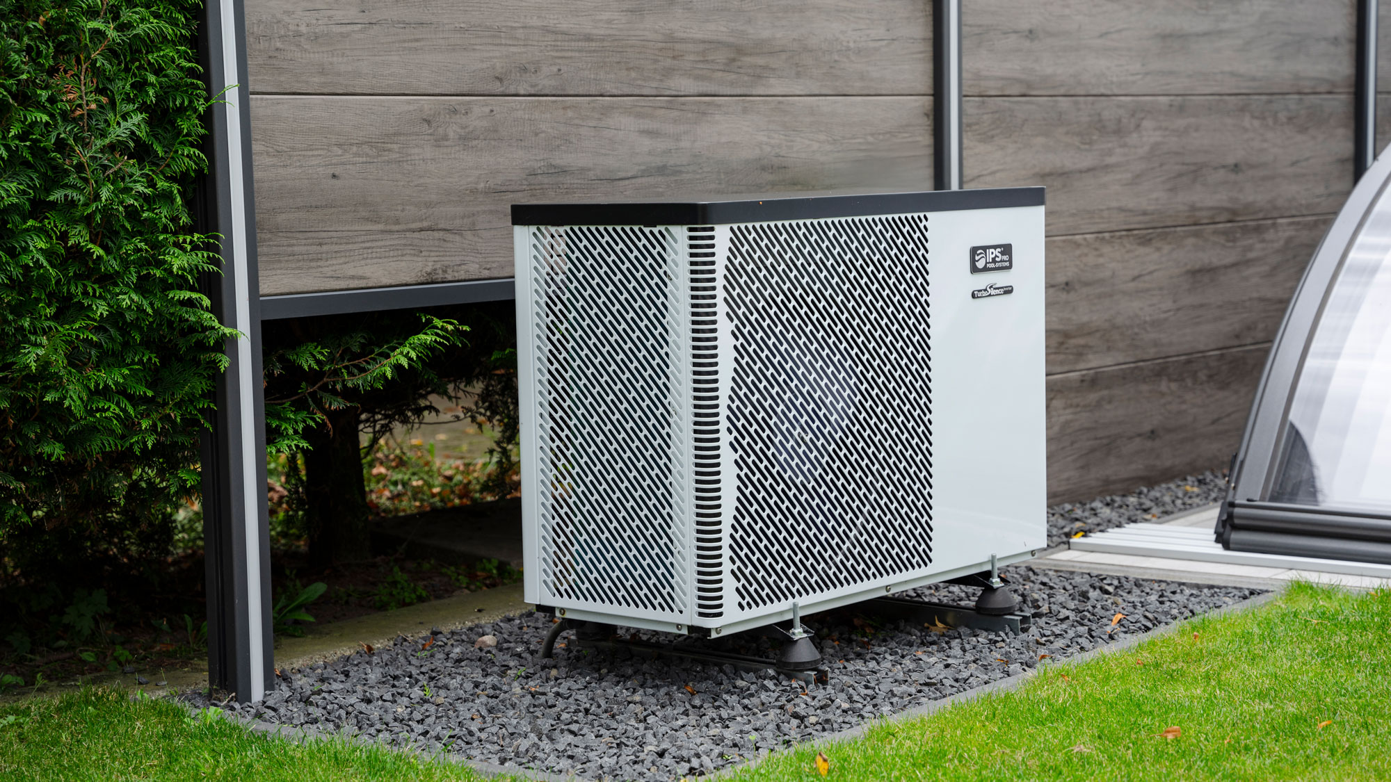 Pool mit Überdachung im Winter nutzen